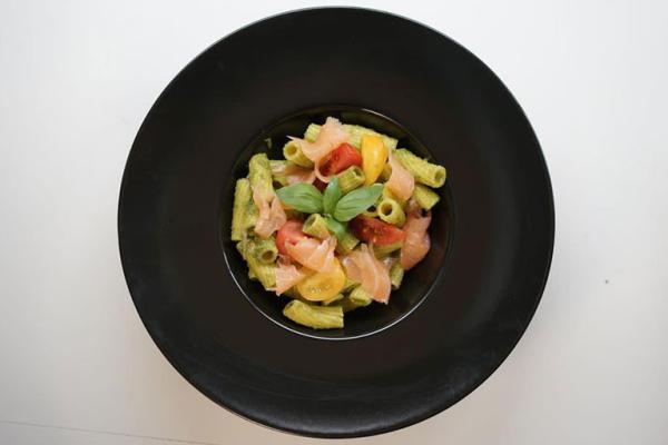 Pasta con verdure e salmone